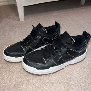 Nike Black and White Sneakers Sleek Design